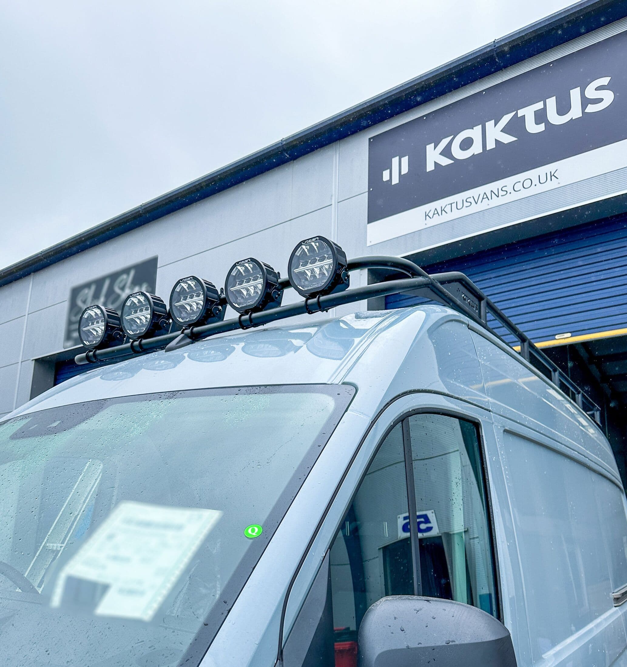 Powder-coated Kaktus roof rack with integrated lightbar